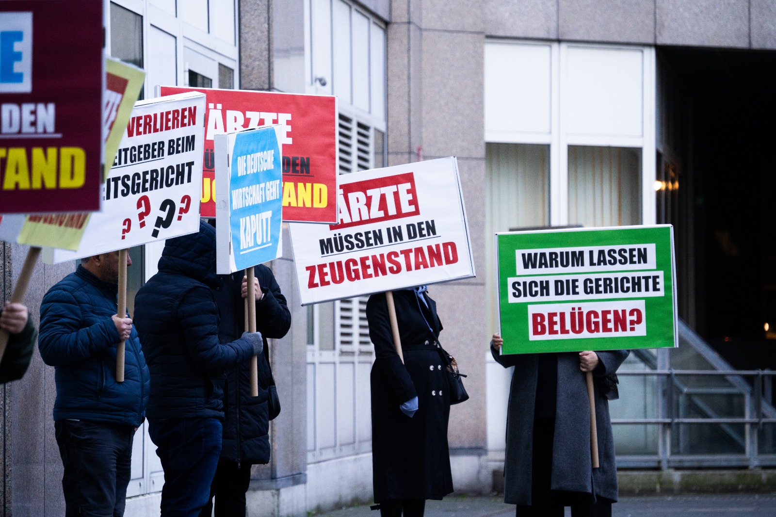 Warum lassen sich die Gerichte belügen?